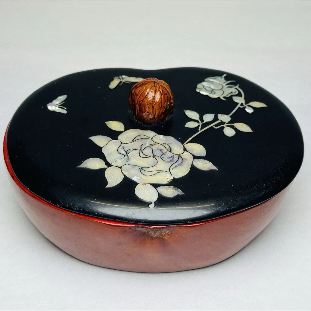 Vintage Japanese Inlaid Mother of Pearl Lacquer Peach Shaped Box w/Nut Look Lid